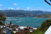 Aspen Cottage - Stylish Cottage with Sea Views Hotels in Porirua