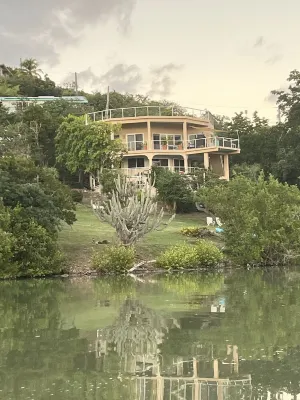 Villa  Isabelle-1 bedroom “jewel” on the pond at Chocolate Hole, kayak to bay…