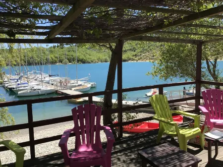 GITE T3 "LAVANDIN" WITH LAKE VIEW / BEACH 200 m / BAUDUEN (83) Отели в г. Бодюан