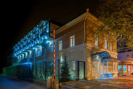 Design Hotel Bronze Boar Отели рядом с достопримечательностью «Памятник "Продавец и покупатель"»