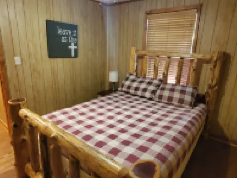 Cozy riverfront cabin! Great fishing & fun for the whole family.