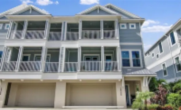 Luxurious Modern Townhouse right across beach!!