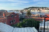 Gemütliche Apartment Enolabee mit Meerblick, Terasse, Balkon und Privatparking.