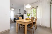 Gemütliche Apartment Enolabee mit Meerblick, Terasse, Balkon und Privatparking.