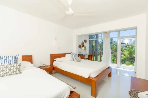 Stunning Beach Front Property w/ 14 beds. Perfect for Multi families & Reunions!