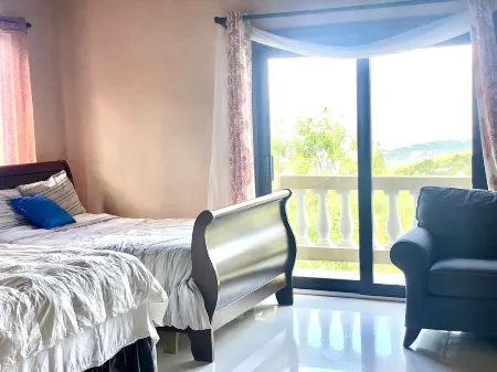 Playcation in Paradise villa with endless water view Отели в г. Нортсайд