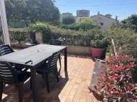 Upper villa with swimming pool and private grounds. Các khách sạn ở Le Cannet