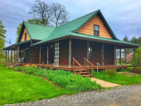 Authentic log cabin! Отели рядом с достопримечательностью «Парк штата Форт Ниагара»