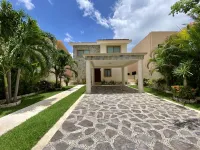 Private luxury 4 bedroom villa with pool - walking distance to beach and marina!