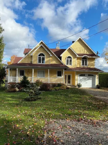Magnifique Chalet sur le Bord de L'eau à 20 Minutes du Mont Orford et Magog