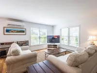 Beautiful 3 bedroom  2 bath Home / Close to Town & Beach Hotels in Oak Bluffs