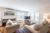 Beautiful 3 bedroom  2 bath Home / Close to Town & Beach Hôtels à : Oak Bluffs