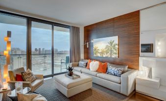 Luxury Studio Strip Views on the - 0222112000lljwa4pF107 R 339 206 R5 D