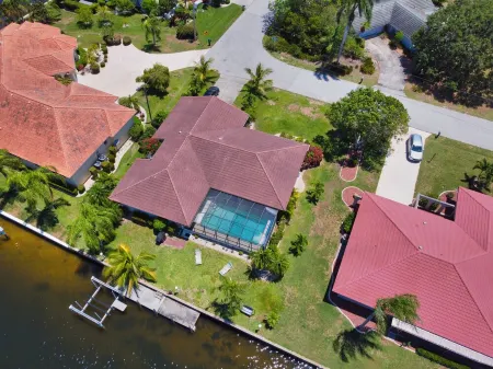 Relax and enjoy at PGI waterfront saltwater canal Отели в г. Пунта-Горда