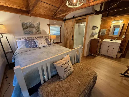 Relaxing 2-bedroom cabin on Lake Jean