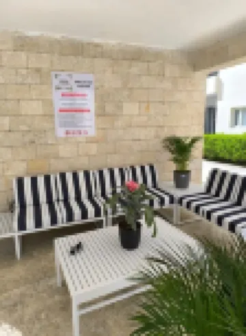 Roomy, 4 minutes to  beach and restaurants,  or you can also walk