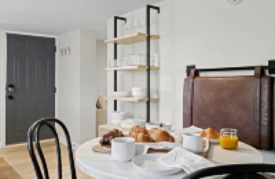 Modern 2 Bed 1 Bath Walking Distance to Downtown