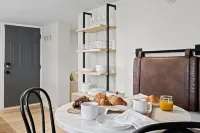 Modern 2 Bed 1 Bath Walking Distance to Downtown