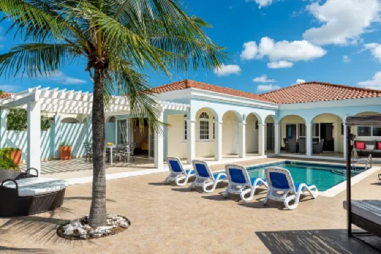 Tropical oceanfront villa, full AC, private pool, great diving and snorkeling Hotels in 