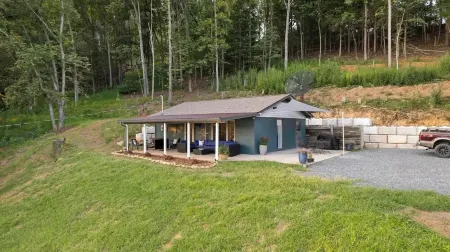 Charming Lakeside Cottage Отели в г. Пайни Флэтс