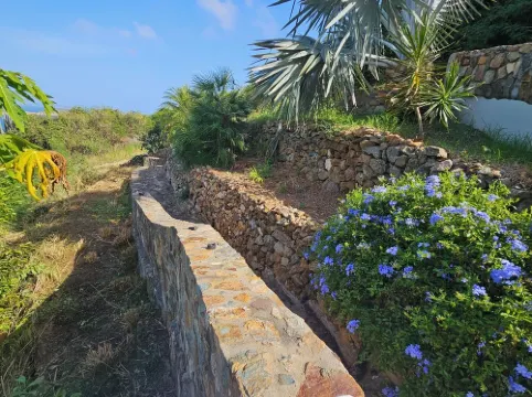 Folly View-Ocean sounds & views w/parking, full kitchen, A/C bedroom, Starlink