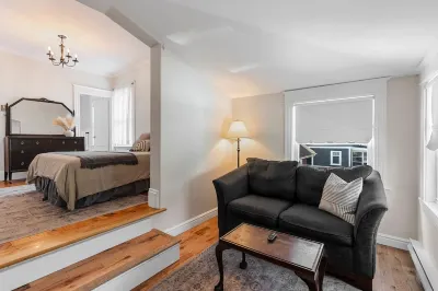 Studio 7 ~ 1 BDRM w/ Private Bath & Living Room
