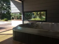 Contemporary house with swimming pool, jacuzzi and gym. Hotel a Morbihan