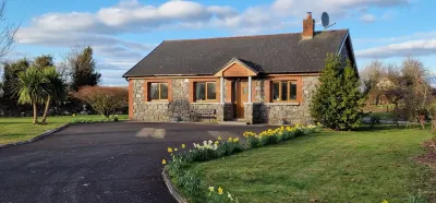 Cottage on Lough Ree / River Shannon in the heart of Ireland Hotels in 