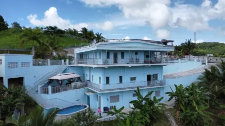 Mountain Retreat w/ Hot tub, Pool & Nature View