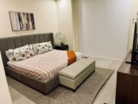 REMODELED Luxurious First-Floor Apartment in Isla Residences