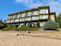 Lakefront Shuswap townhouse in Scotch Creek (Buoy, private beach & pool/hot tub)