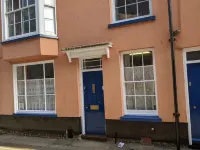 Big house ideally located for families and pets with steps to the beach. ​ Cromer Beach附近的飯店