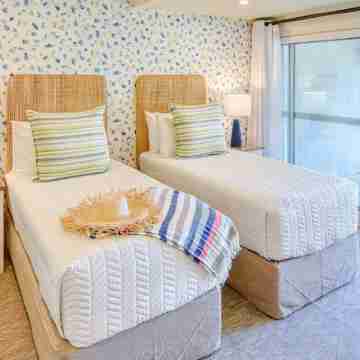 2BR/2BA Ground Floor Apartment in Lush Tropical Garden, 3 Rooms