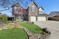 A Relaxing Retreat with Pool and Heated Jacuzzi near Sequoia Parks