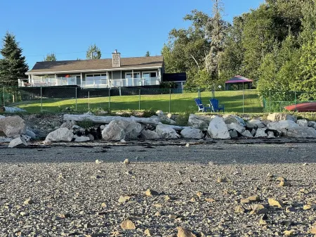 Charming Beachfront Apt w/Home Cinema & Coffee Bar