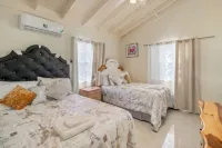 Modern Villa/ Fully AC/ Gated 24/7 Security, 5-10 mins to Attractions/ Ocho Rios