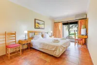 2 bedroom apartment with swimming pool 2m from Sra. da Rocha beach.