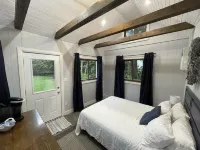 休倫湖畔崖坡上的湖景小屋，配有通往沙灘的私人樓梯