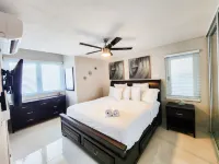 6 guests, 4 min Walk to Private Beach, casino, bowling alley and much more !