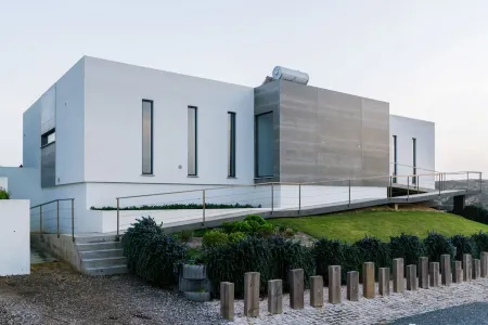 Villa with swimming pool 800 m from the beach.