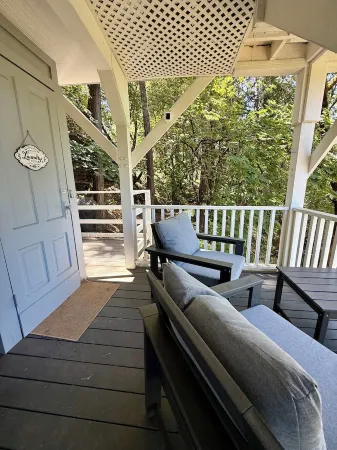 The Creekside Victorian Retreat- Charming house w/ AC & WIFI in downtown NC
