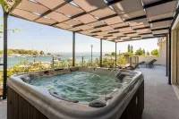 Luxury apartment with jacuzzi in the city center Hoteles en Omiš