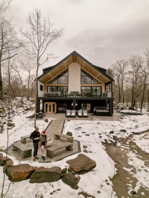 Eco Bay Chalet: Luxury Year Round Group Stay in Muskoka Pearle Vision 주변 호텔