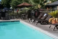 Oxford Suites Chico - Pools
