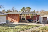 Fox Run Bungalow w/ Patio & Yard in Lincoln! - 3 stjerner