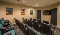 Sunset Penthouse 2 Bedroom Condo by RedAwning - Parkplatz
