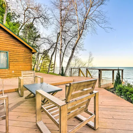 Lakefront Applegate Retreat w/ Private Beach!