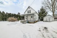 Near Hiking & Skiing: Cozy Home in Cortland! - Homestays