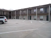 Bear Lodge Motel - parking