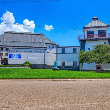 Mermaid's Landing 2 Bedroom Cottage by RedAwning